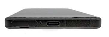 Onderkant: SIM-kaart slot, microfoon, USB-poort