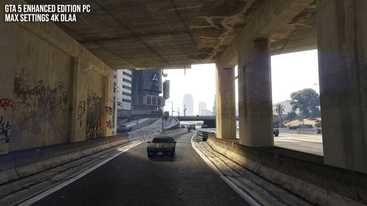 Hoewel GTA 5 Enhanced Edition beschikt over uitstekende RT-effecten, is de kwaliteit van de grafische elementen nog steeds merkbaar korrelig in vergelijking met moderne games.