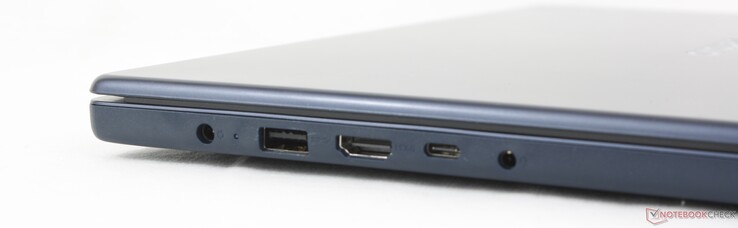 Links: AC-adapter, USB-A (5 Gbps), HDMI 1.4, USB-C (5 Gbps) w/ Power Delivery 3.0 + DisplayPort 1.2, 3,5 mm headset