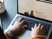 Een werknemer met een Apple Macbook Pro (Afbeelding bron: Daniel Thomas/Unsplash)