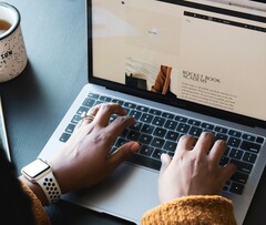 Een werknemer met een Apple Macbook Pro (Afbeelding bron: Daniel Thomas/Unsplash)