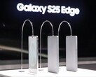 Galaxy S25 Edge (links) geplaatst naast Galaxy S24 Ultra en Galaxy S23 Ultra dummy-toestellen op het Galaxy Unpacked 2025 evenement in januari. (Afbeeldingsbron: Fnnews)