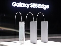 Galaxy S25 Edge (links) geplaatst naast Galaxy S24 Ultra en Galaxy S23 Ultra dummy-toestellen op het Galaxy Unpacked 2025 evenement in januari. (Afbeeldingsbron: Fnnews)