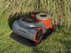 Navimow H2 op zijn oplaadstation