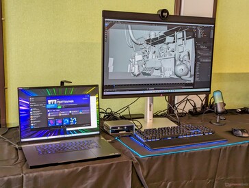 Blade 18-demo op GDC2024 aangesloten op verschillende accessoires, waaronder een extern 5K-scherm met TB 5