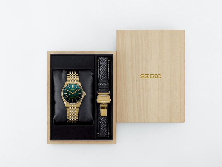 Het Seiko Presage Classic x Tradman’s Bonsai-horloge en de bijbehorende zwarte leren horlogeband worden gepresenteerd in een houten presentatiedoos.