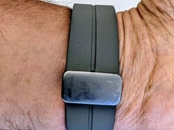 De metalen sluiting van de Galaxy Watch5 Pro vertoont gebruikssporen