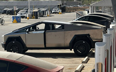 Vingerafdrukken en vlekken kunnen een probleem zijn voor kopers van Tesla's Cybertruck. (Afbeelding bron: @BobbyEParody op X)