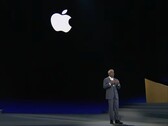 Google Cloud CEO Thomas Kurian op het podium met Apple logo achter hem (screenshot).