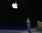 Google Cloud CEO Thomas Kurian op het podium met Apple logo achter hem (screenshot).