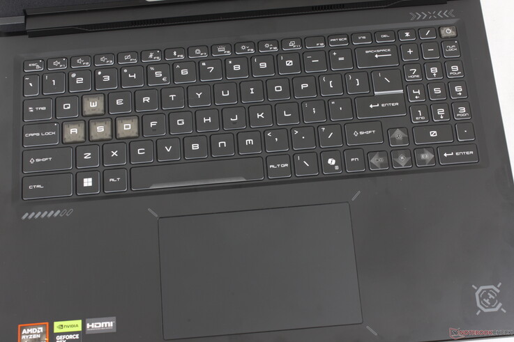Hetzelfde toetsenbord als bij de Crosshair 16 HX, maar met een iets groter clickpad (13 x 8,2 cm tegenover 12 x 7,5 cm)