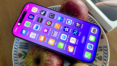 De komende iPhone 17 Pro-serie zou efficiëntere schermen kunnen krijgen. (Afbeelding Bron: Notebookcheck)