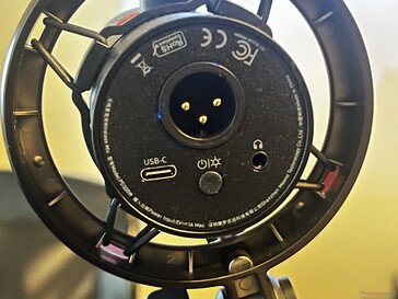 Onderkant: XLR-ingang, USB-C, aan/uit/LED-knop, 3,5 mm audio-uitgang