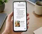 Een hand die een smartphone vasthoudt waarop een AI-antwoord te zien is, met daaronder een gesponsorde advertentie