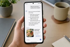 Een hand die een smartphone vasthoudt waarop een AI-antwoord te zien is, met daaronder een gesponsorde advertentie