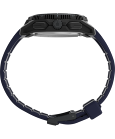 Zijaanzicht van de zwarte Timex Ironman Adrenaline, met de beschermde kroon, drukknoppen en donkerblauwe band.