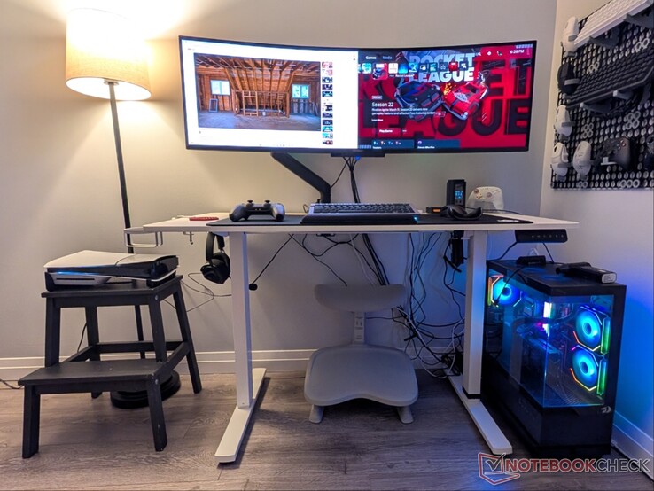 De Arctis Nova Pro Omni is aangesloten op een pc, een PS5 en een Pixel 9 Pro XL (let niet op de wirwar van kabels).