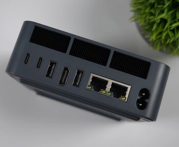 Achterzijde van de Beelink EQi 304 mini-pc met twee Thunderbolt 4-poorten, HDMI, USB Type-A-poorten, twee Ethernet-poorten en een voedingsaansluiting.