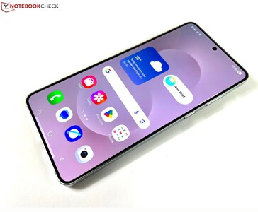 Close-up van de Samsung Galaxy S25 Edge met het platte scherm, de dunne randen en het startscherm waarop het weer en de app-pictogrammen zichtbaar zijn. (Afbeeldingsbron: Notebookcheck)