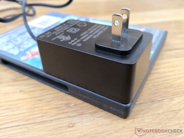 Wall wart AC-adapter (~7,9 x 4,8 x 3,4 cm zonder pinnen) kan tot 36 W leveren