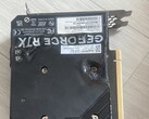 Gesmolten achterplaat van een EmTek StormX Dual RTX 4060 Ti GPU. (Afbeeldingsbron: user_634494 op Quasar Zone)