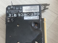 Gesmolten achterplaat van een EmTek StormX Dual RTX 4060 Ti GPU. (Afbeeldingsbron: user_634494 op Quasar Zone)