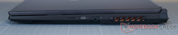 microSD-kaartlezer; USB-C 3.2 Gen2×1 (DisplayPort 1.4, Thunderbolt 4); RJ45-poort (LAN)