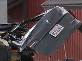 Deze Model Y werd geraakt door een trein toen de bestuurder probeerde over te steken (afbeelding: NBC Bay Area/YouTube)