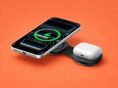 De nieuwe Ugreen MagFlow 2-in-1-oplader kan worden ingeklapt tot het formaat van een handpalm.