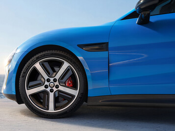 Xiaomi SU7 (2026) in de nieuwe kleur Capri Blue: De elektrische sportsedan krijgt meer dan alleen een kleine facelift. (Afbeeldingsbron: Xiaomi)