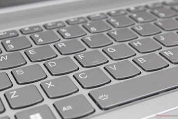 Zachtere toetsfeedback in vergelijking met topklasse kantoorlaptops zoals de ThinkPad of HP EliteBook