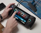 Asus ROG Ally X met Bazzite, met gametitels zichtbaar op het scherm en aangesloten USB-apparaten. (Afbeeldingsbron: Dawid Does Tech Stuff)