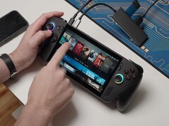 Asus ROG Ally X met Bazzite, met gametitels zichtbaar op het scherm en aangesloten USB-apparaten. (Afbeeldingsbron: Dawid Does Tech Stuff)