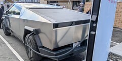 Cybertruck bij V4 Supercharger (afbeelding: Mardak/TMC)