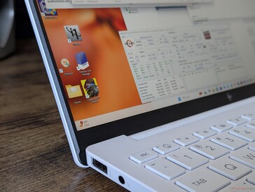 Geen rand-tot-rand glas of touchscreen om het gewicht laag te houden