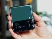 Het coverdisplay van de Galaxy Z Flip moet met het vierde model eindelijk groter worden dan 2-inch. (Afbeelding bron: CNET)