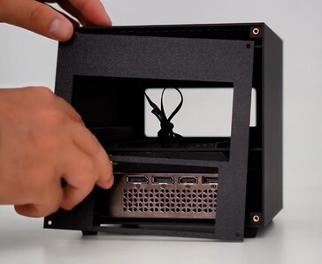 Achteraanzicht van de ITG Cube met mini-pc-poorten, OCuLink-aansluiting en RTX 4060 grafische kaart-uitgangen