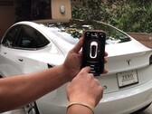 Tesla brengt verwaterde Smart Summon uit in Europa en het Midden-Oosten (bron: Hector Perez op YouTube)