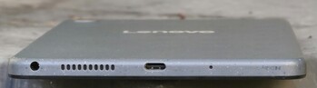onderkant behuizing (3,5 mm aansluiting, luidspreker, USB-poort, microfoon)