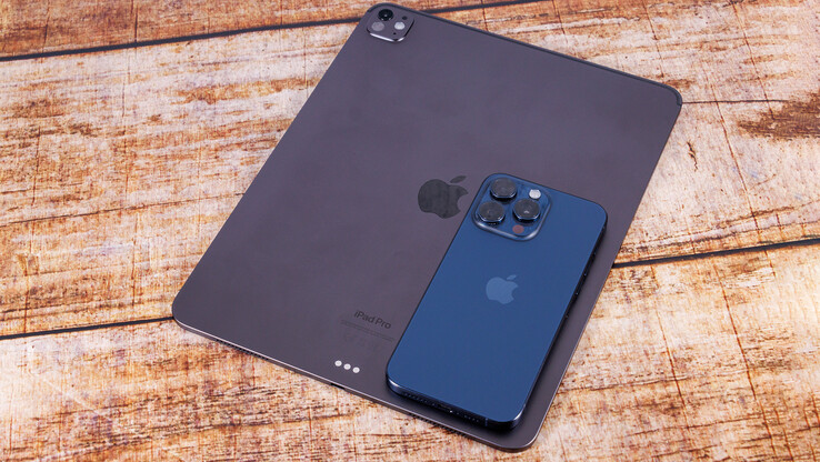 iPad Pro 13 met de iPhone 15 Pro Max (Foto: Daniel Schmidt)