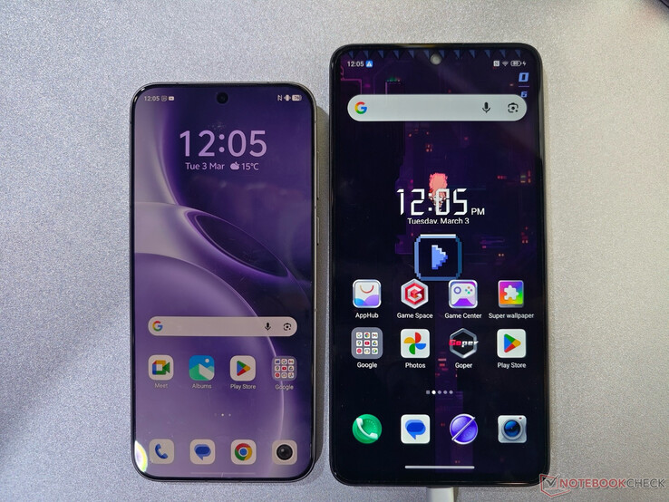 De Nubia Neo 5 Max naast de Vivo X300 Pro, van rechts naar links.