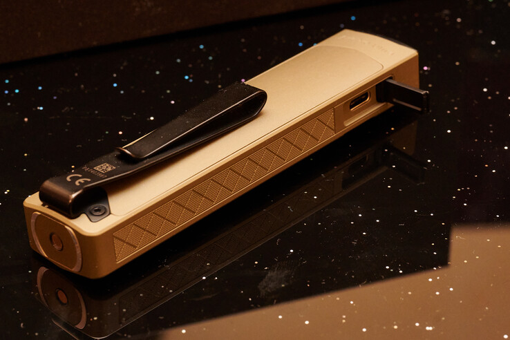 Tweezijdige clip van de Arkpro Ultra (identiek aan de Arkpro). (Afbeeldingsbron: Andreas Sebayang/Notebookcheck.com)