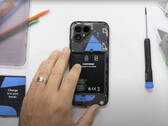 De Fairphone 5 is eenvoudig uit elkaar te halen. Reserveonderdelen zijn ook betaalbaar. (Afbeelding bron: JerryRigEverything)