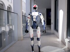 De Unitree R1 zal verkrijgbaar zijn vanaf $5.900, waardoor het potentieel aantrekkelijk is voor privégebruikers. (Afbeeldingsbron: Unitree via YouTube)