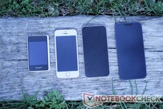 De T1 Mini (links) vergeleken met (in volgorde) de iPhone 5/iPhone SE (1e generatie), iPhone 13 Mini en iPhone 13.