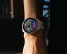 De download van softwareversie 19.18 kan handmatig worden gestart door in het instellingenmenu van de Forerunner 965 op 'Controleren op updates' te tikken. (Afbeelding bron: Garmin)