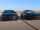 De ultieme elektrische dedan confrontatie: Lucid Air van $250.000 neemt het op tegen Tesla Model S Plaid van $111.000. (Afbeelding bron: Edmunds Cars via YouTube)