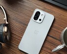 De OnePlus 13T heeft slechts twee achtercamera's, maar dat kan veranderen op de 15T. (Afbeelding Bron: Flying Bun op Weibo)
