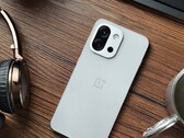 De OnePlus 13T heeft slechts twee achtercamera's, maar dat kan veranderen op de 15T. (Afbeelding Bron: Flying Bun op Weibo)