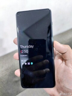 De OnePlus 11 lijkt een plat ontwerp voor het display te krijgen. (Afbeelding Bron: Weibo)